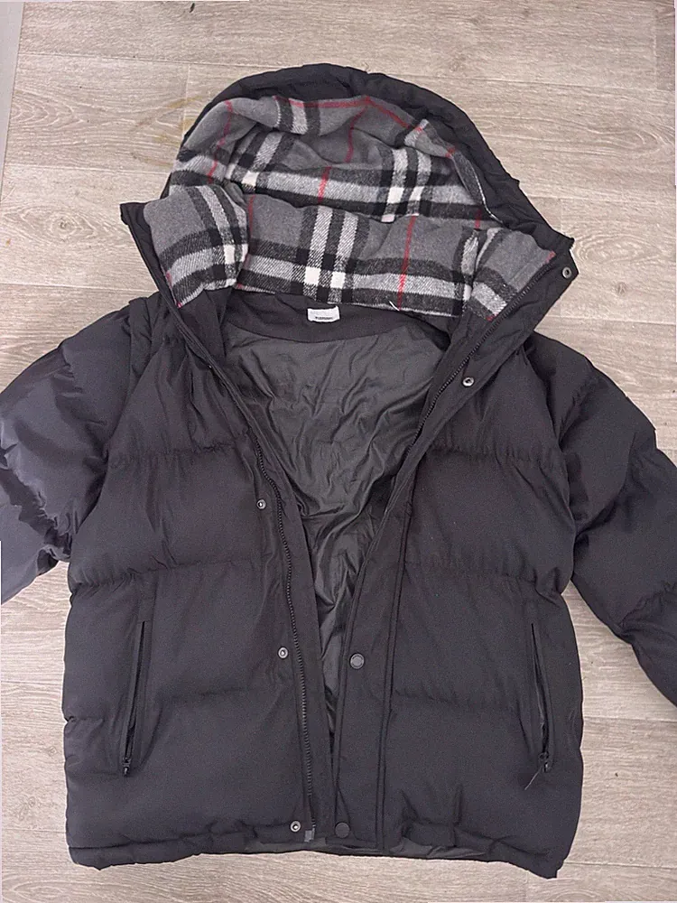 Burberry Herren Daunenjacke schwarz mit Kapuze kariertes Futter Baumwolle Gr. L