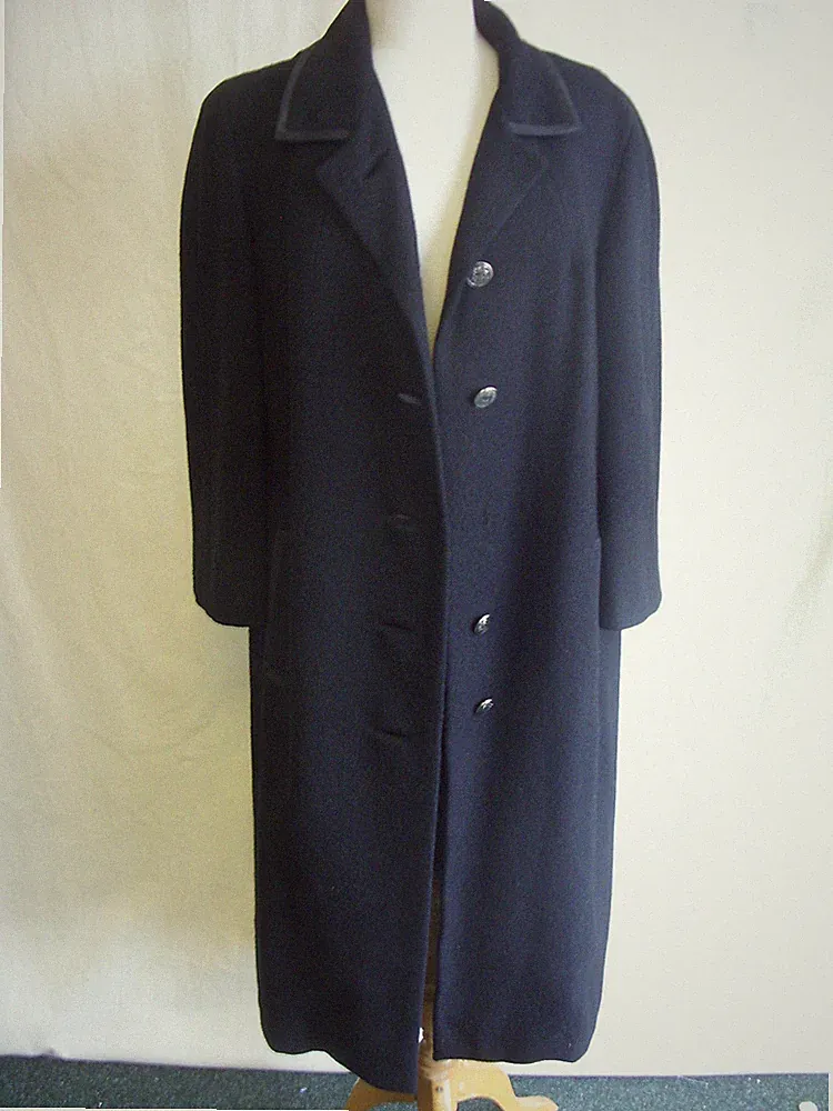 Damen Mantel - unbekannt, Gr. 40-42" Brustweite, schwarz, silberne Knöpfe gefüttert - 2176