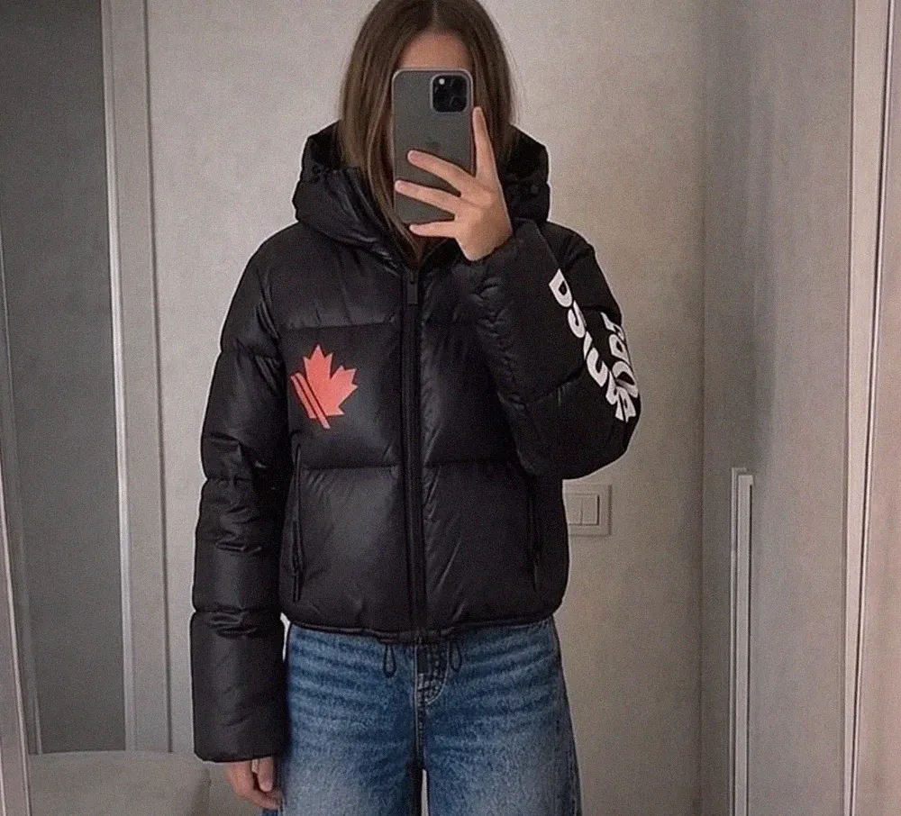 DSQUARED2 Damen Daunenjacke kurz schwarz mit Kapuze und rotem Logo Gr. 40
