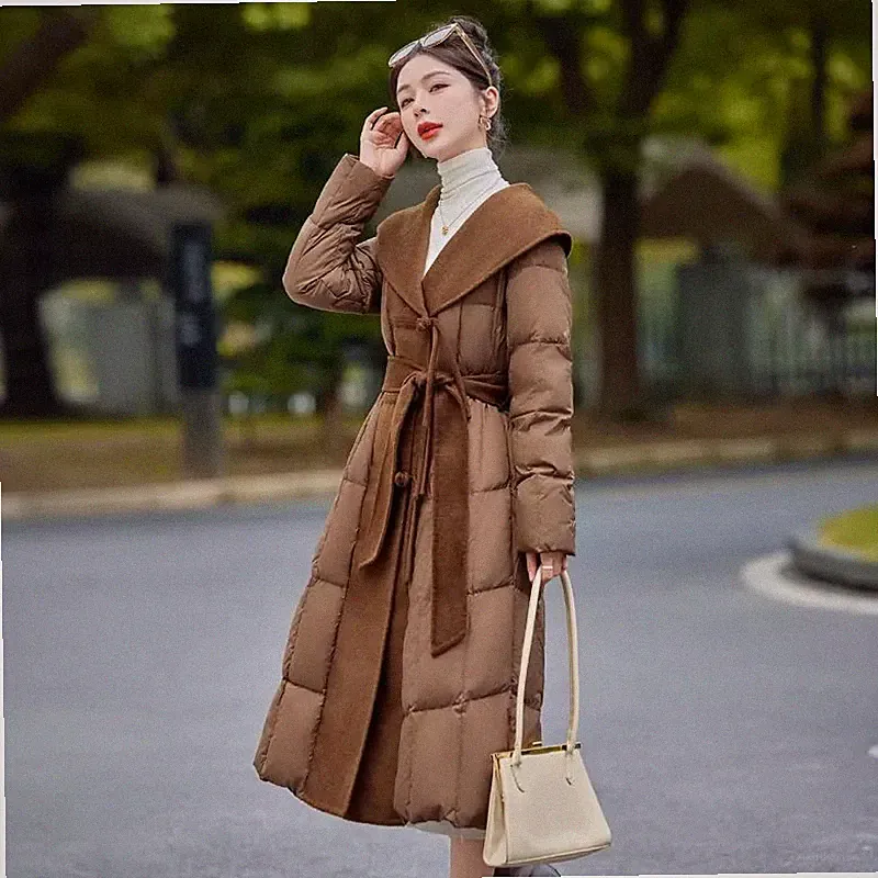 Elegante lange Daunenjacke mit breitem Kragen und braunem Taillengürtel Chic Style CF61067
