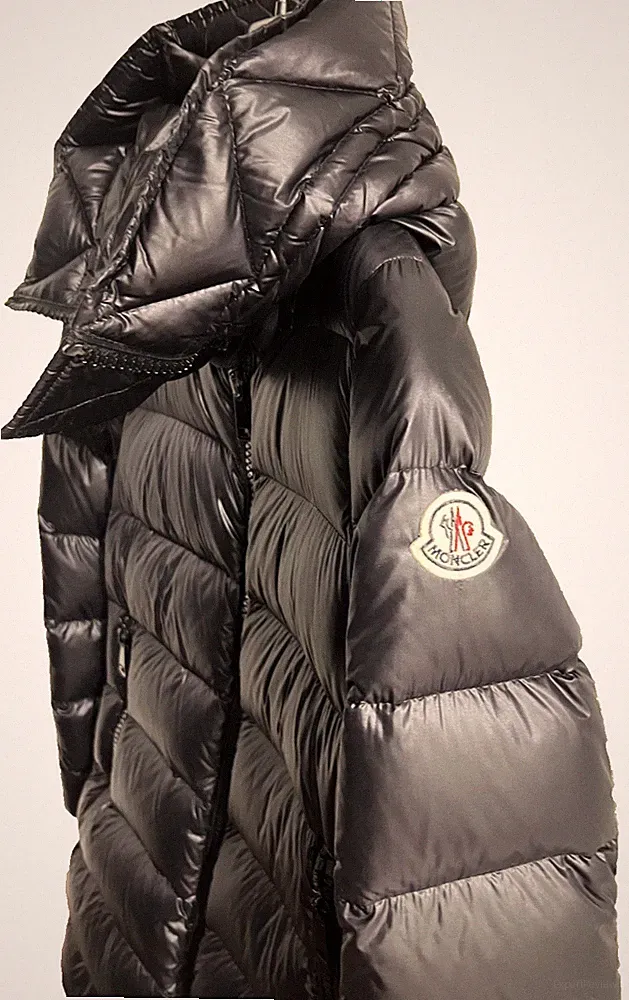 Elegante Moncler Daunenmantel mit Kapuze. Farbe schwarz. Größe 0