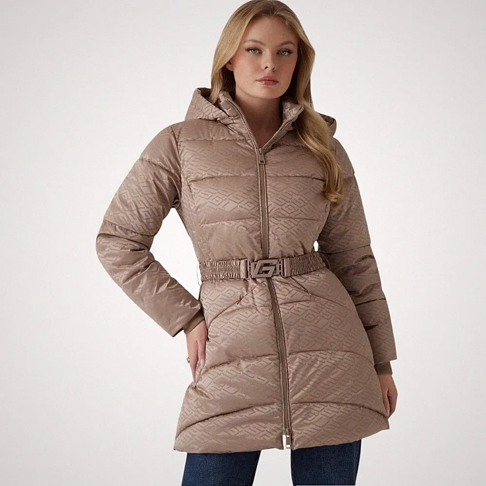Guess Damen Daunenjacke Puffer Braun mit All Over Logo und Gürtel W4BL58 UNTERPREIS