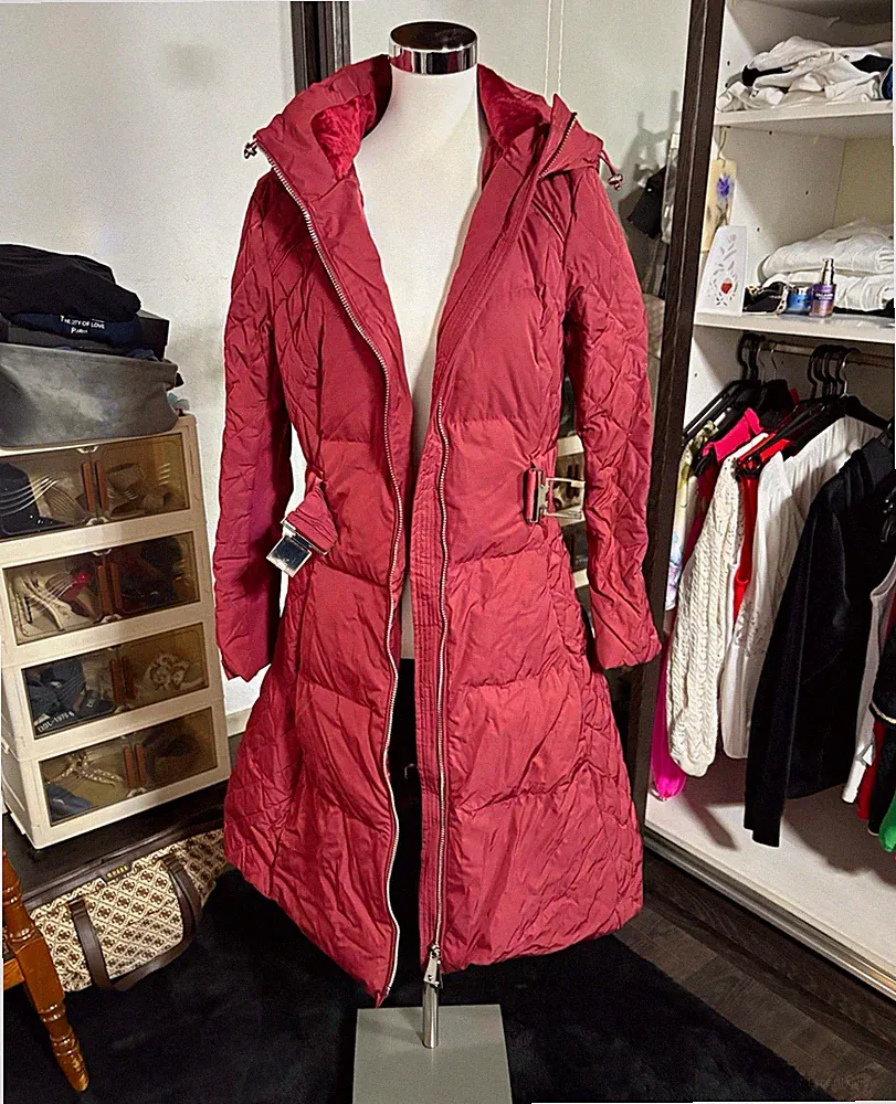 GUESS Damen Daunenmantel lang Bordeaux L mit Kapuze Gürtel Reißverschluss