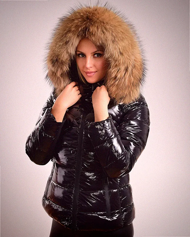 Kurze Damenjacke mit Kapuze mit Waschbärfell, schwarz Steppjacke Echtfell