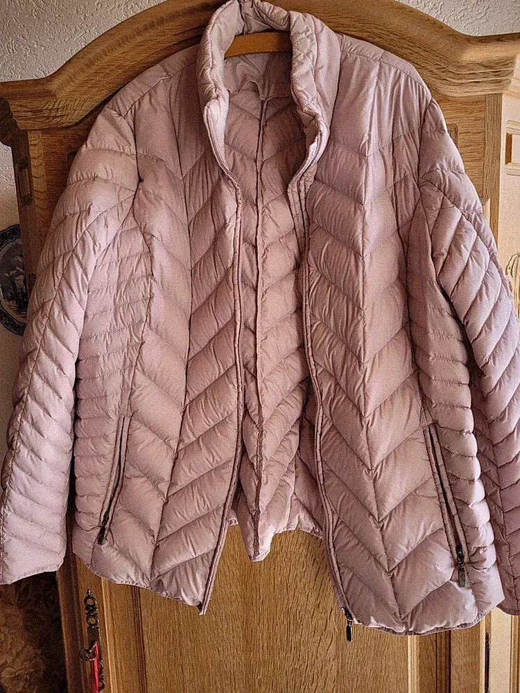 leichte Daunenjacke in hellem Flieder Größe 48