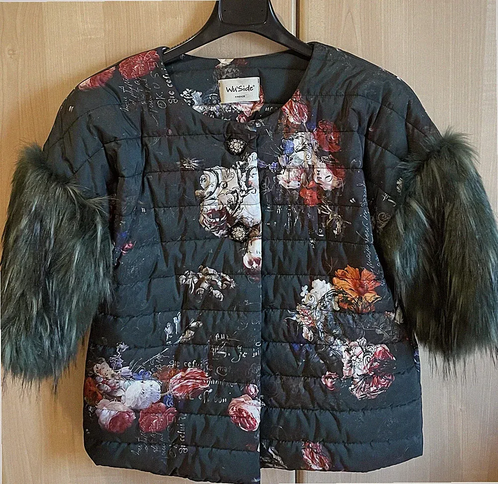 Leichte gesteppte Damen Daunenjacke mit Kunstleder an Ärmeln und Knöpfen Schmuck