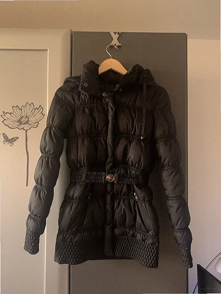 MANGO Damen Daunenjacke XS Schwarz mit Gürtel und abnehmbarer Kapuze