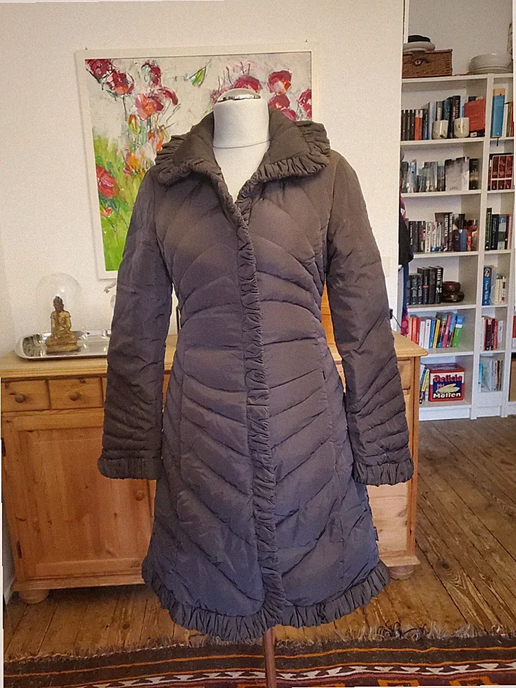 Moncler Daunenmantel Braun Gr. 38 Rüschen Luxus Wintermantel Edel Designer