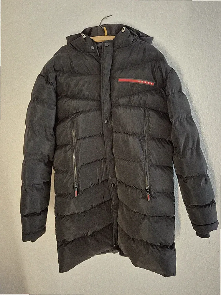Prada Daunenmantel mit Fellkragen , Dunkelblau
