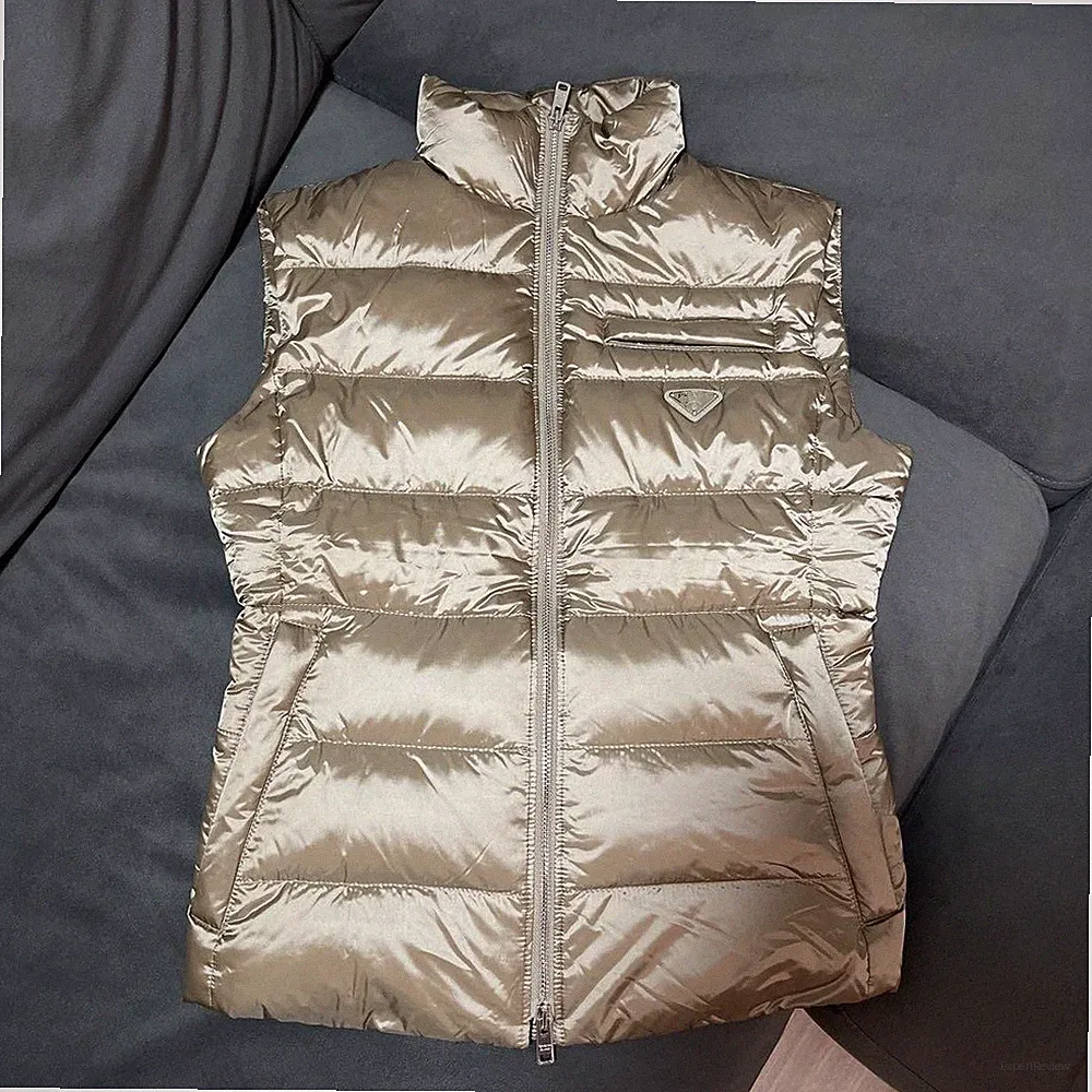 Prada Daunenweste, Champagner Gold Triangle Logo, Größe M, Unisex
