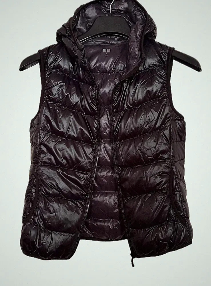 Uniqlo Daunenjacke ultraleichte glänzende Weste mit Kapuze - Schwarz