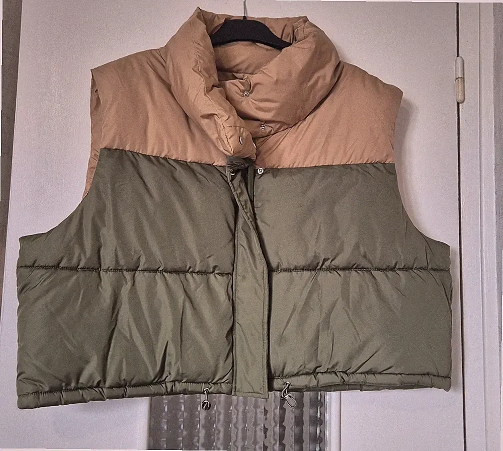 Zara Colorblock ärmellose kurze Daunenjacke beige/khaki, Stehkragen Gr. 44